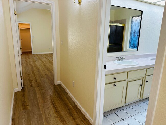 Building Photo - $2,350 - Maple & Teague - 3 Bed 2 Bath, Meridian Ave. Fresno New Floors, New Paint