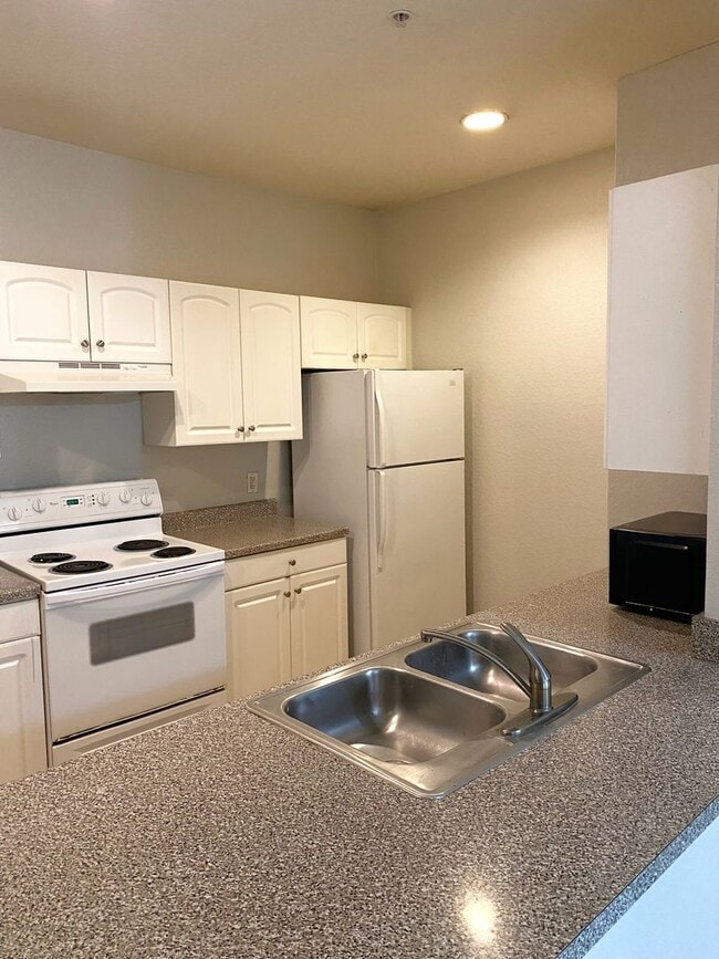 Building Photo - $600 Deposit* Beautiful 2/2 with pool view Balcony/ Tile through entire unit washer & dryer, wate...