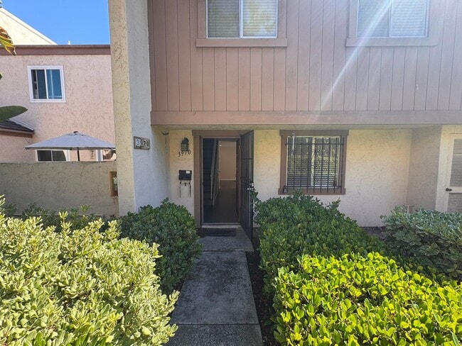 Building Photo - Spacious 4-Bedroom Townhome in Prime Clair...