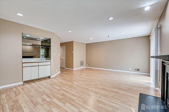 Building Photo - 3902 Springbrook Dr