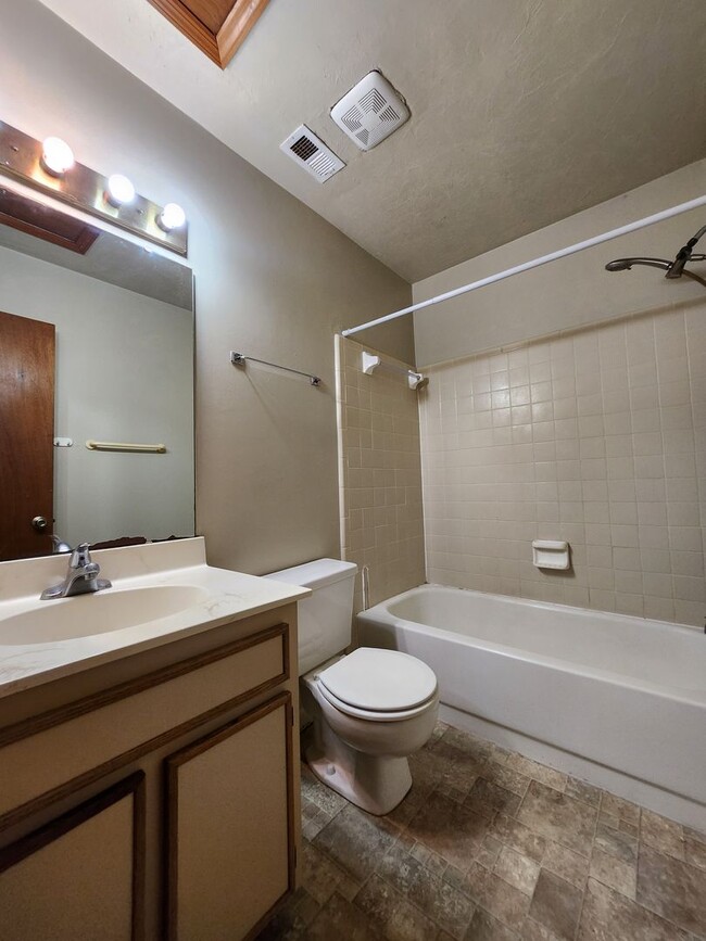 Building Photo - 3 bedroom town home for rent across from F...