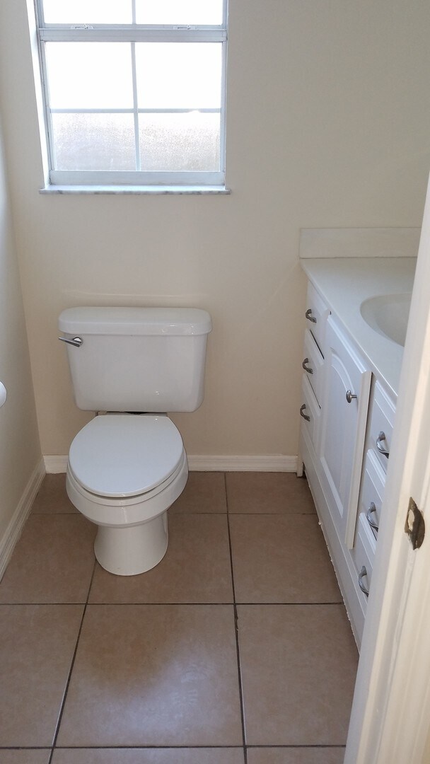 Building Photo - 1 Bedroom 1 Bath duplex