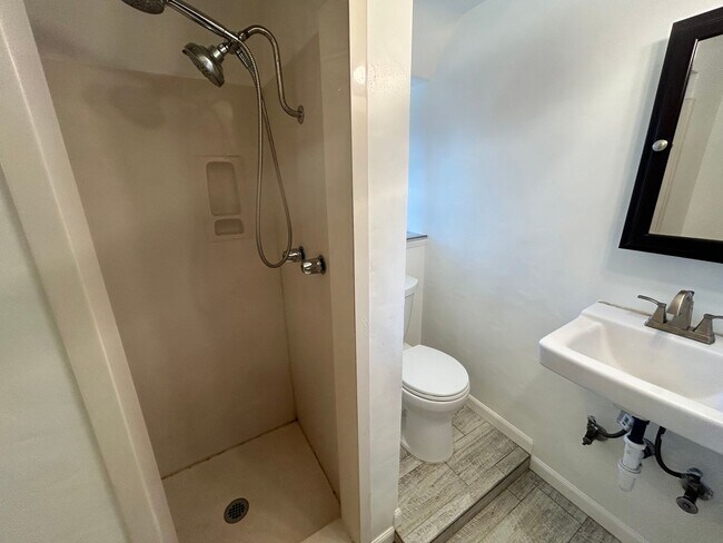 Building Photo - 4 Bedroom/2 Bath Modesto Ca