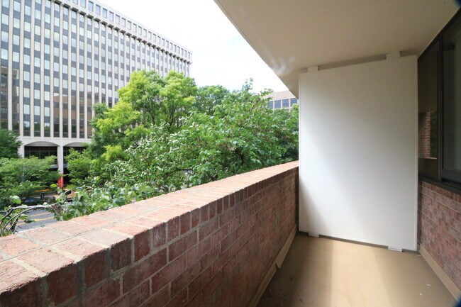 Building Photo - Classy 1/1 Convenience in Crystal City