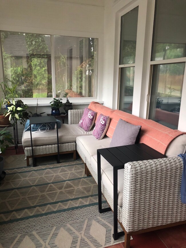 Building Photo - 1104 Hogan St