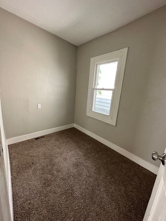 Building Photo - Multi Family Home 3 Bedroom and 1 Bath For...