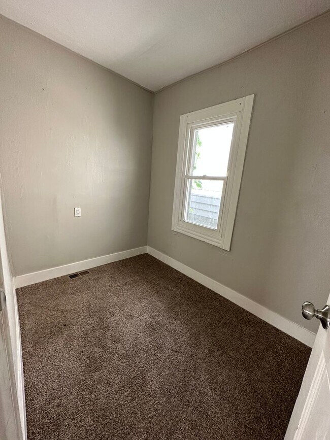 Building Photo - Multi Family Home 3 Bedroom and 1 Bath For Rent