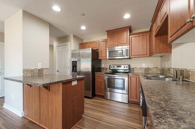 Building Photo - ASK ABOUT AUGUST MOVE IN SPECIAL 3 Bedroom...