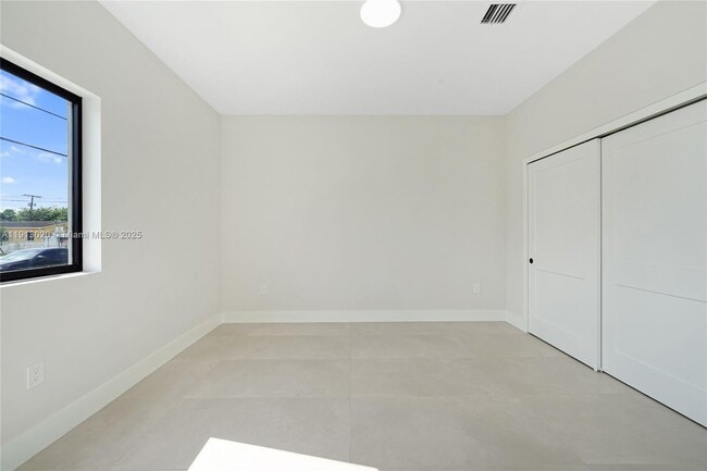 Building Photo - 4303 E 8th Ct