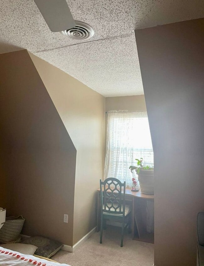 Building Photo - Knoxville 37912 - 4 Month Lease! 2 bedroom...