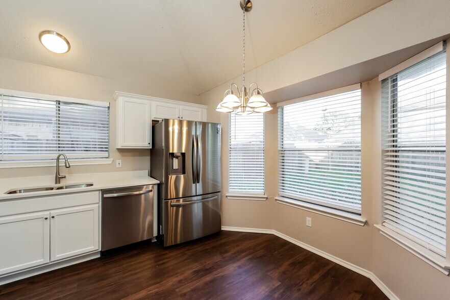 Building Photo - 12215 White River Dr