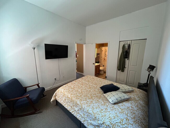 Building Photo - Adorable 1 bdrm/1ba Apartment Located in Richmond's Fan District!