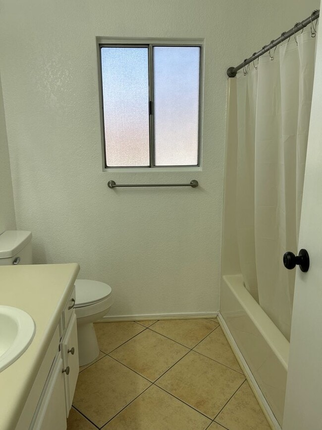 Building Photo - 3 bedroom 3 bath home