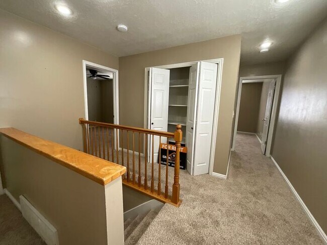 Building Photo - 3 bdrm 2 1/2 bath Townhome