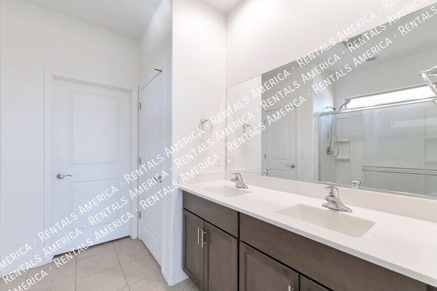 Building Photo - 6952 W Hedge Rose Dr