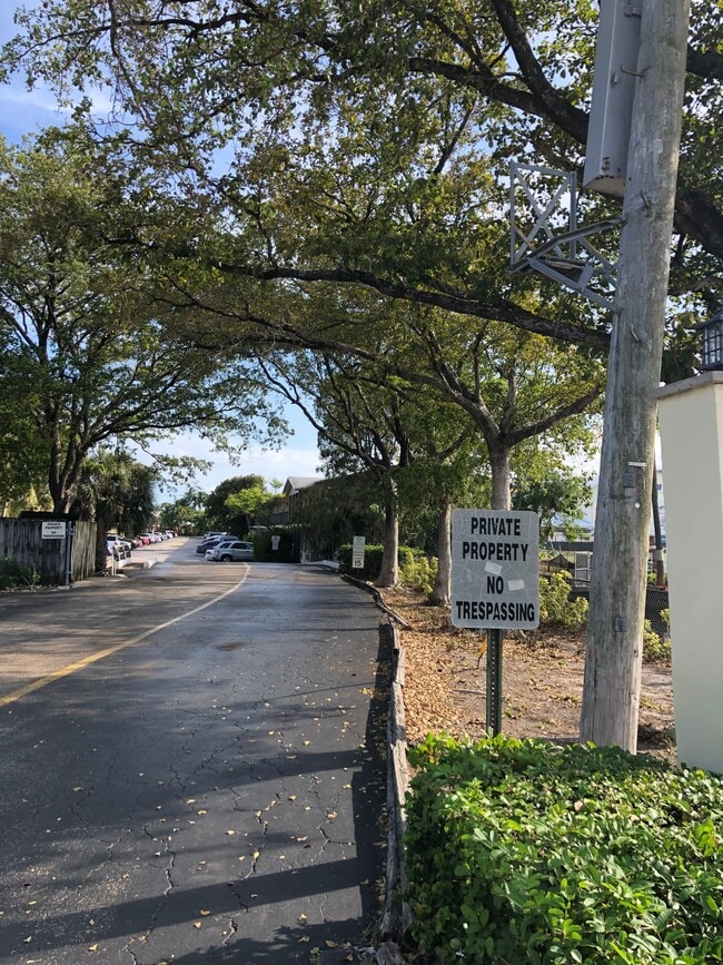 Building Photo - 1816 E Oakland Park Blvd