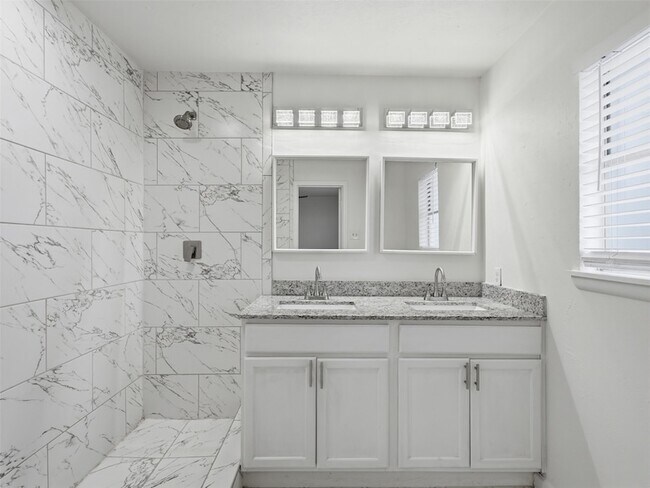 Building Photo - 2121 Canton Dr