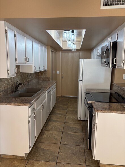 Kitchen updated - 817 E North Ln