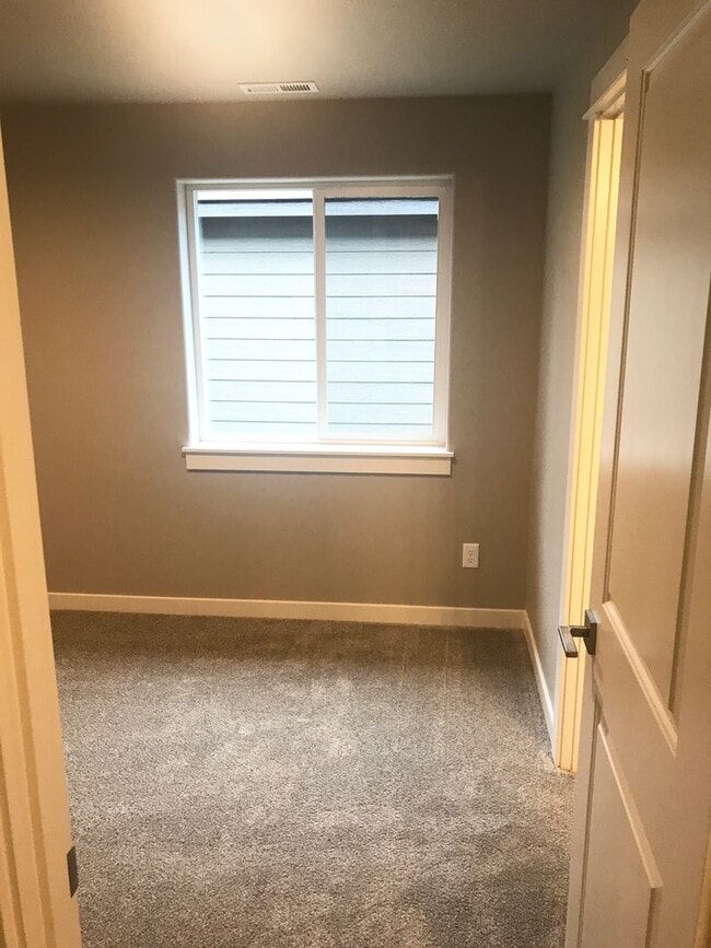 Building Photo - Single level home in Sisters!