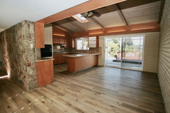 Building Photo - Mid-Century Modern 3Br 2Ba on 1/2ac with View!