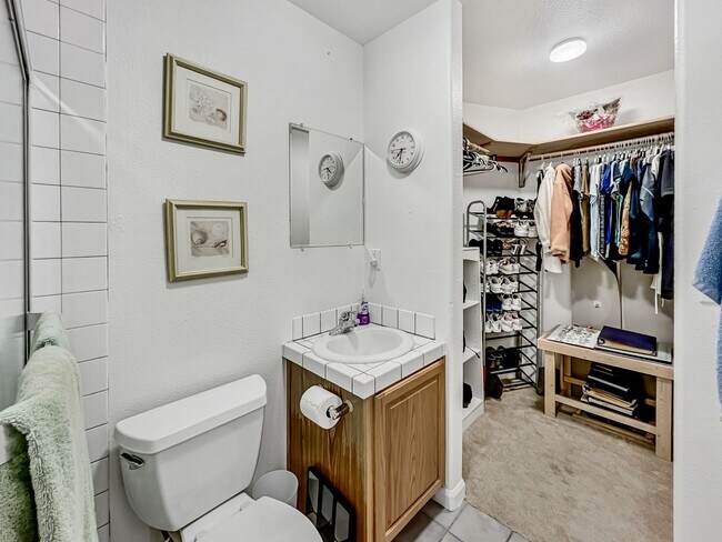 Building Photo - HUGE GARAGE BIGGER HOUSE