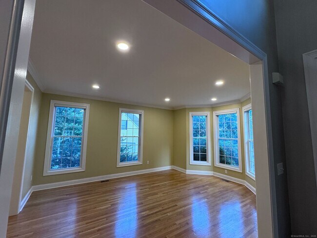 Building Photo - 8 Ellsworth Pl