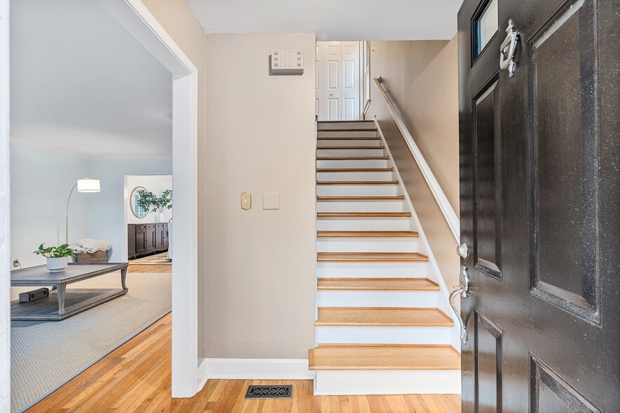 Building Photo - 104 Terrace Dr NE