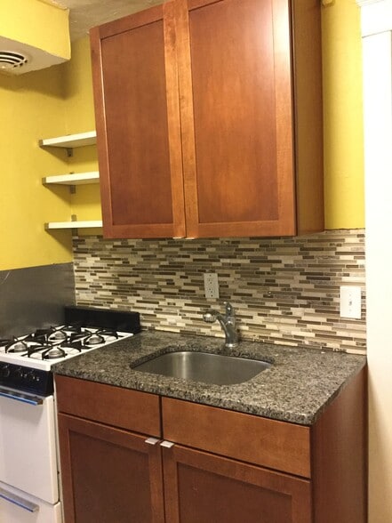 Gas stove - 717 W Huron St