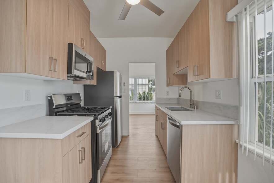 Building Photo - 2317 Ocean Park Blvd