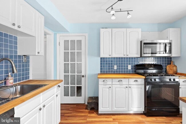 Building Photo - 1611 Ballard St