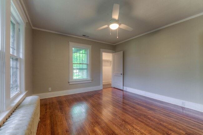 Building Photo - Updated 3 bed/1 bath - walk to Crosstown Concourse