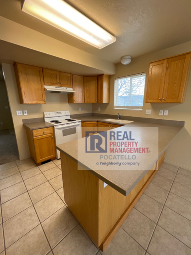 Building Photo - MOVE IN SPECIAL - 2 bedroom 1.5 bath Townh...