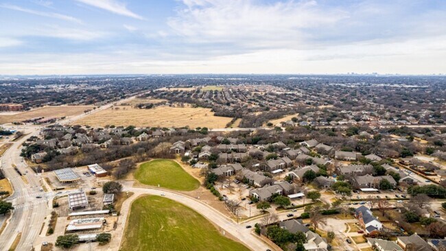 Building Photo - 2301 Pebble Vale Dr