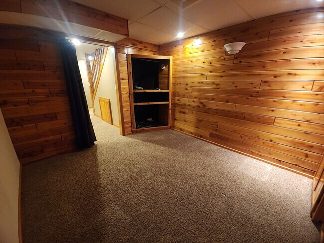 Building Photo - Family-Friendly 3BR Ranch with Home Office...