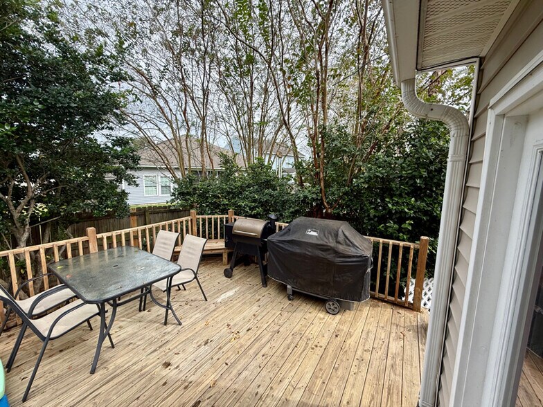 Building Photo - 610 Parkwood Dr