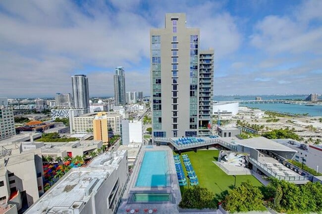 Building Photo - 16400 Collins Ave