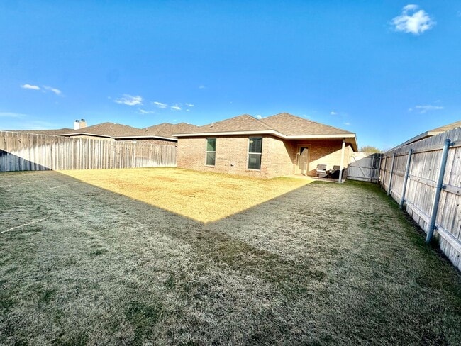 Building Photo - Furnished Rental 3 bed 2 bath Minimum of 30-day stay