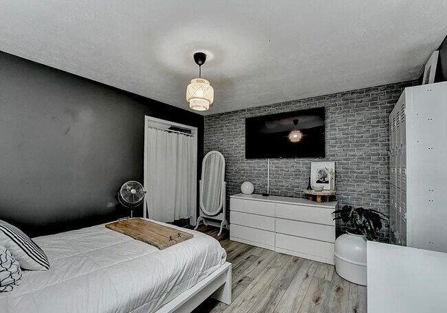 Building Photo - 561 Russell Rd