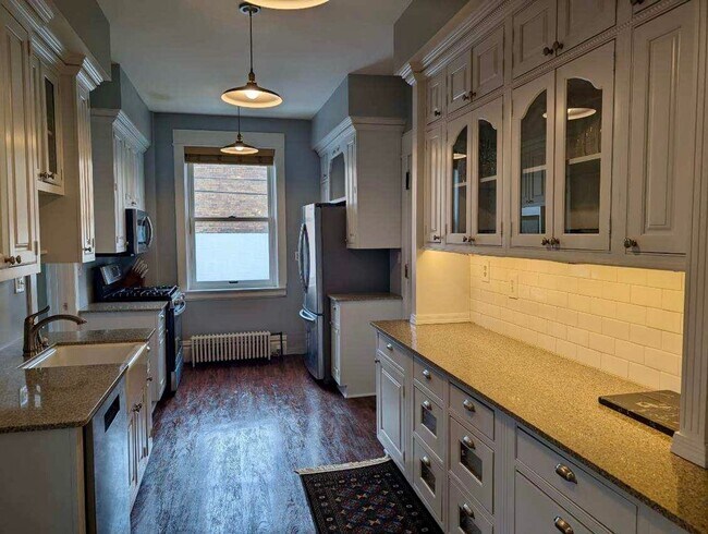 Building Photo - Stunning 3 bedroom main floor unit in prime Saint Paul location.