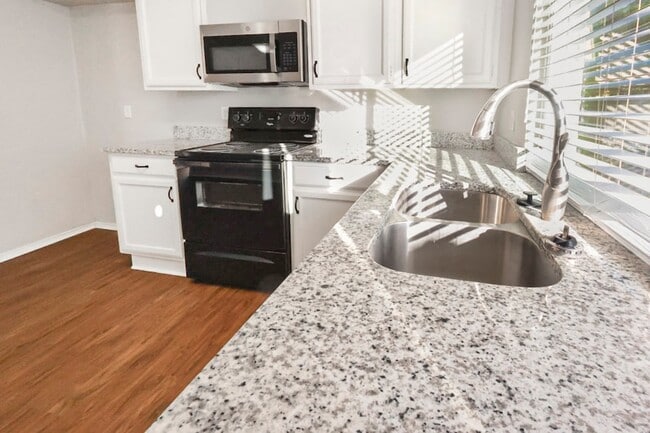 Building Photo - 6400 Pine St