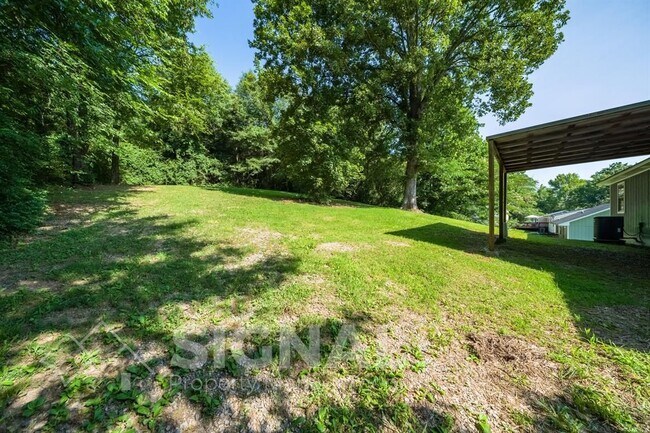 Building Photo - 1300 Yukon St