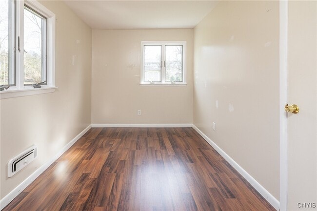 Building Photo - 35 Lakeview Cir