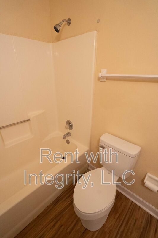 Building Photo - 1500 Twin Lakes Cir
