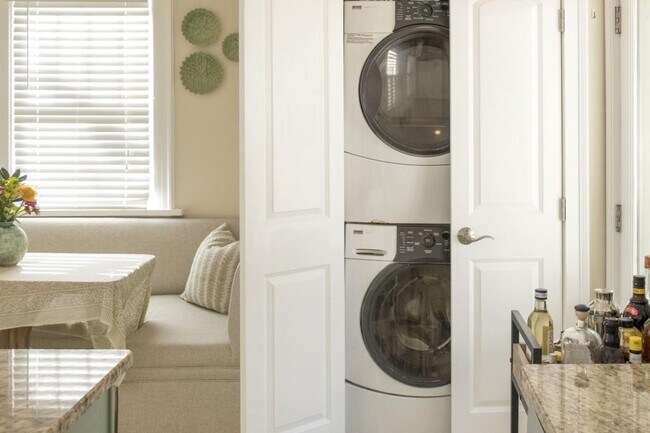 Building Photo - 801 Durant Pl NE