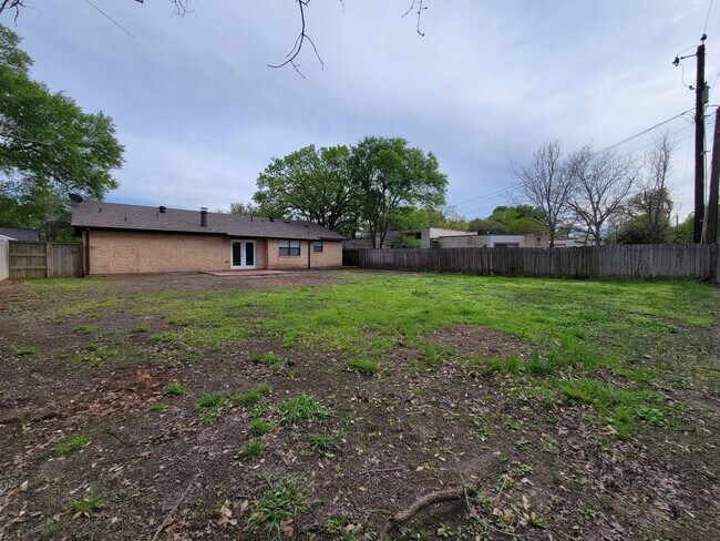 Building Photo - College Station - 3 bedroom / 2 bath / 2 car garage house with fenced in back yard.