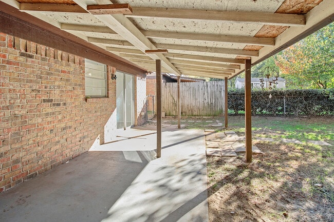 Building Photo - 7127 Gatewood Dr