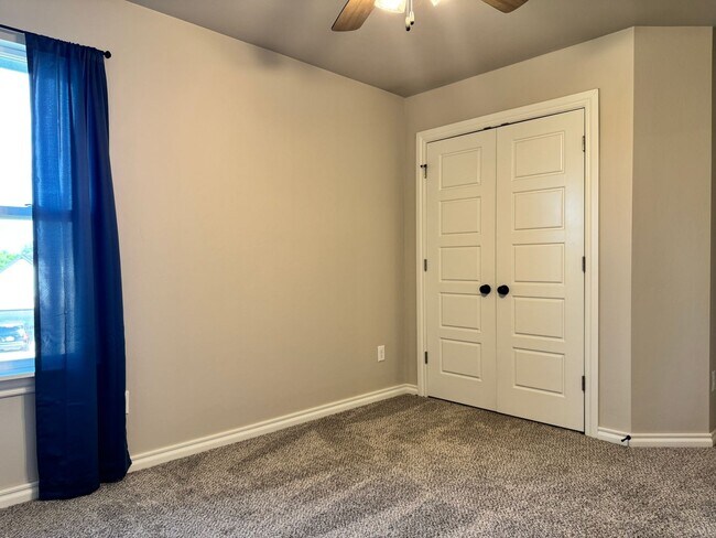 Building Photo - Spacious 3-Bedroom Home with Designer Kitc...