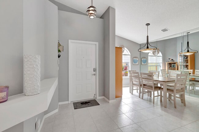 Building Photo - 6129 Heliconia Rd
