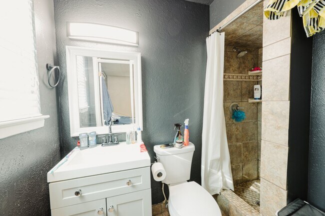 Building Photo - 1529 E 52nd St