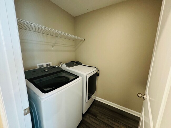 Building Photo - Spacious 4 Bedroom/3 Bath (larger sq.feet ...